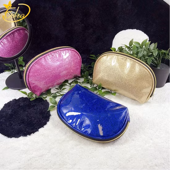 Comodo beauty case da viaggio realizzato in PVC lucido con cerniera tricolore